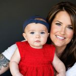 Od tetovaní po otočenie strán: Ako Savannah Guthrie oslavuje úspech a materstvo