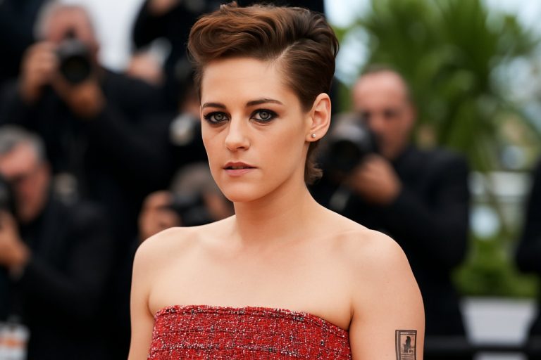 Kristen Stewart lenyűgöző megjelenése a Cannes-i Filmfesztiválon merész stílusával és érdekfeszítő új tetoválásával