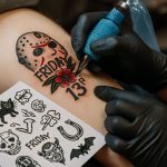 Tattoo saloni v San Antoniju razkrivajo osupljive ponudbe za petek, 13. junija 2025